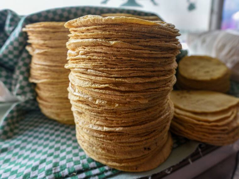 Claudia Sheinbaum firma acuerdo para mantener el precio de las tortillas
