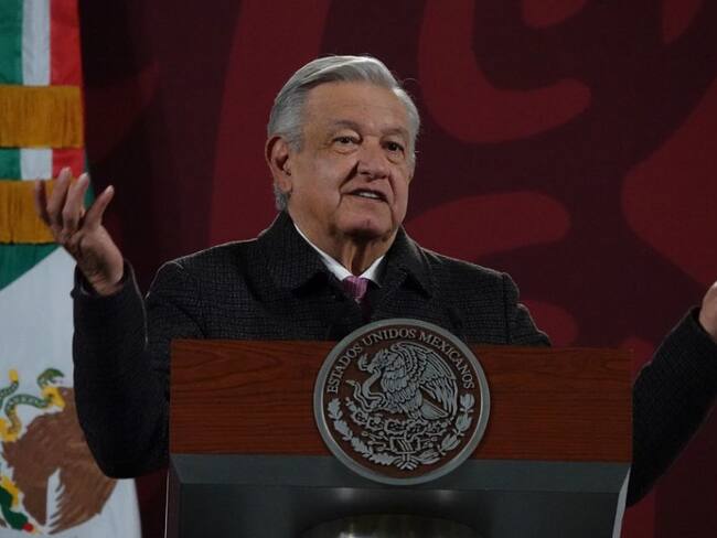 Urge AMLO a la UNAM a definir quién plagió a quién