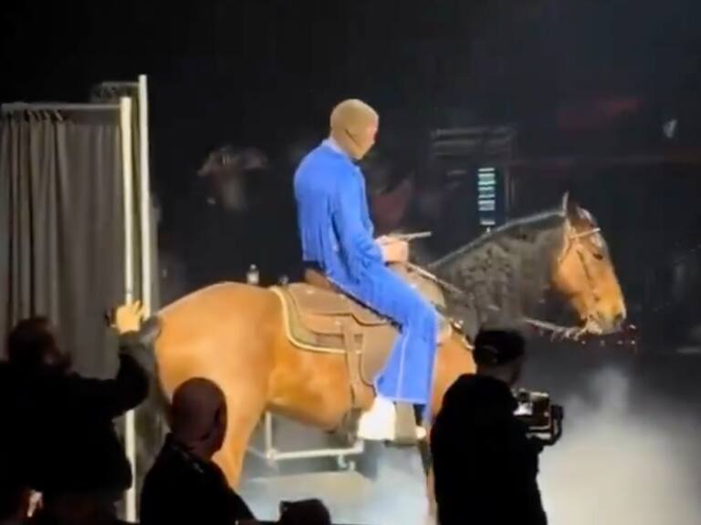  Bad Bunny llega a una presentación a caballo y hace enojar a PETA | Video
