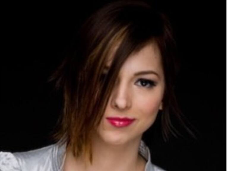 Cautiva Paty Cantú a su público en concierto con invitados de lujo