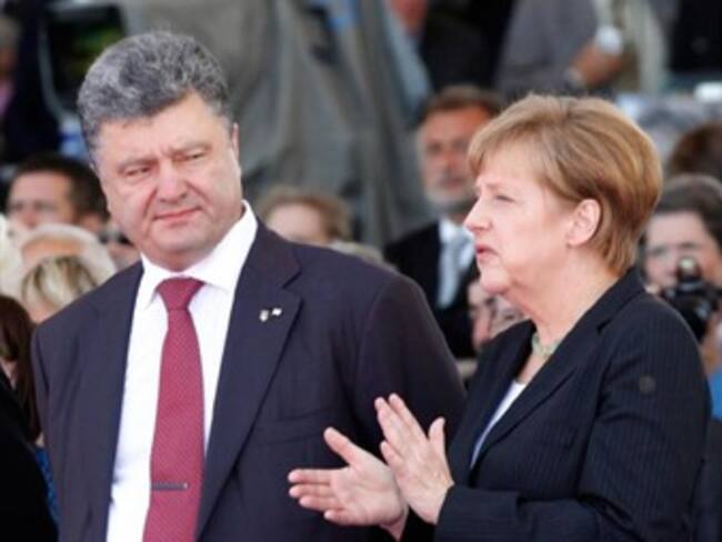 Pide ayuda Presidente de Rusia a Merkel para conseguir la paz