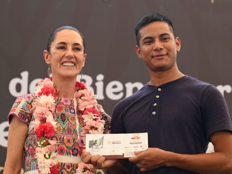 El programa Jóvenes Transformando México integra becas de estudio y transporte para evitar que la falta de recursos te aleje de las aulas.