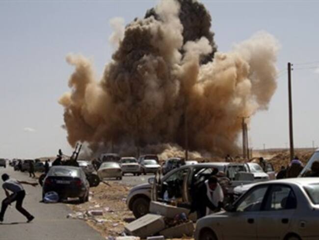 Bombardea OTAN por error a rebeldes libios cerca de Brega