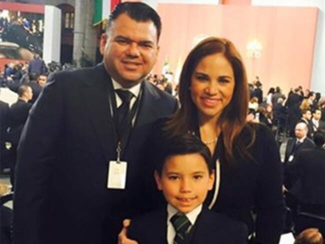 Diputada del PRI hace lo imposible para que su hijo abrace al Papa