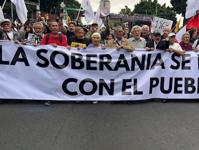 Marchan sobrevivientes del 68 acompañados estudiantes y colectivos que replican: “2 de Octubre no se olvida”