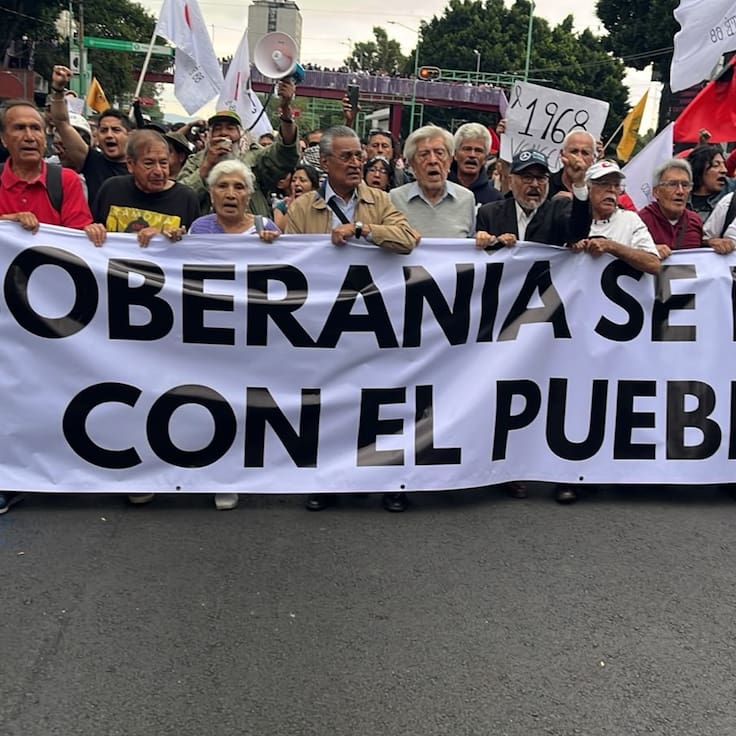 Marchan sobrevivientes del 68 acompañados estudiantes y colectivos que replican: “2 de Octubre no se olvida”