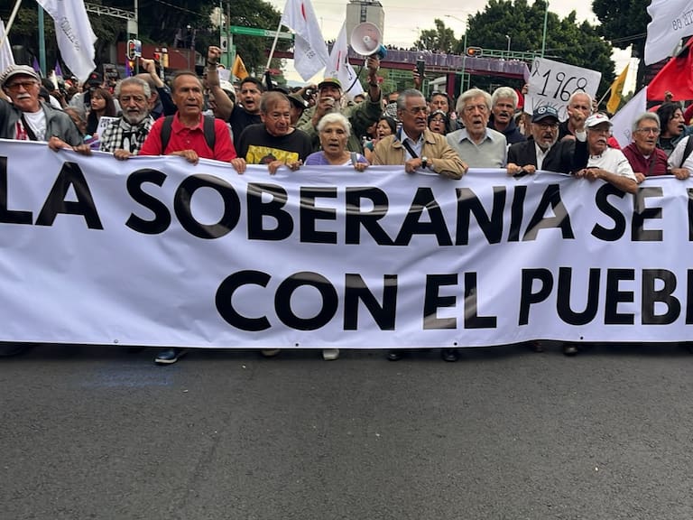 Marchan sobrevivientes del 68 acompañados estudiantes y colectivos que replican: “2 de Octubre no se olvida”