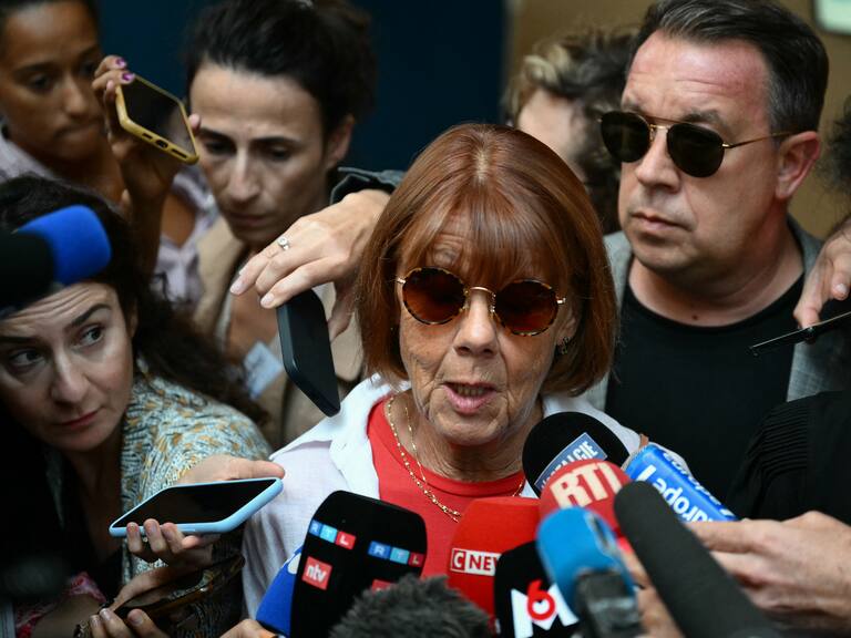 Gisèle Pelicot saliendo del tribunal donde se juzga a los 51 hombres que la violaron durante una década mientras era drogada por su marido.