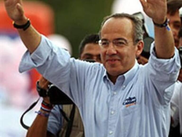 Calderón hace giras en estados donde habrá elecciones