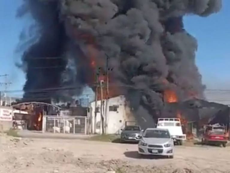 Se reporta fuerte incendio en fábrica de químicos en Tlaquepaque