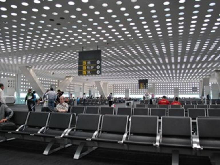 Suspende AICM labores por desfile