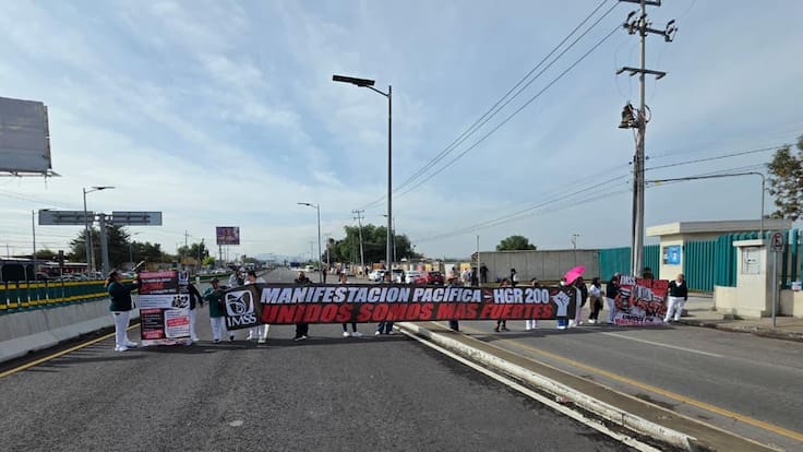 Trabajadores del IMSS bloquean la carretera federal México-Pachuca