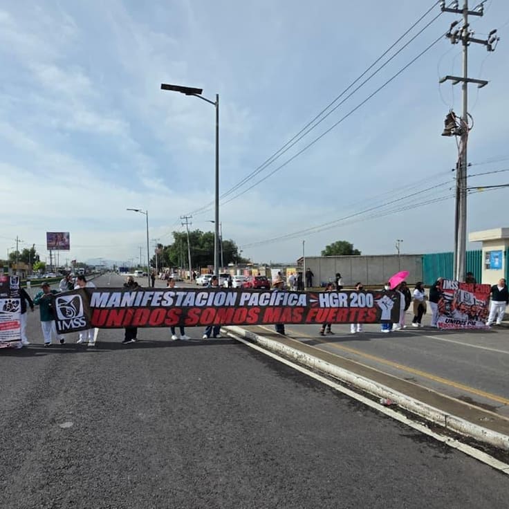Trabajadores del IMSS bloquean la carretera federal México-Pachuca