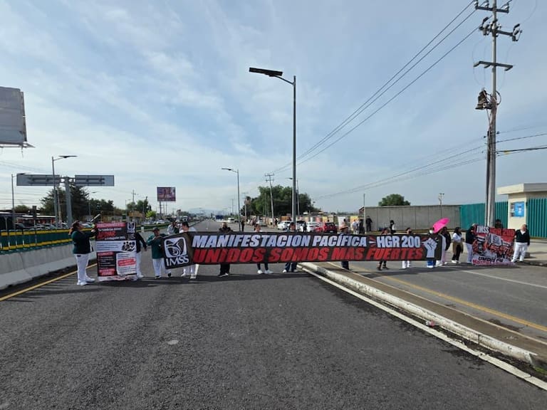 Como parte de sus protestas trabajadores del IMSS realizan un bloqueo en la carretera México-Pachuca en dirección a CDMX, continúan con su demanda salarial y de insumos médicos.