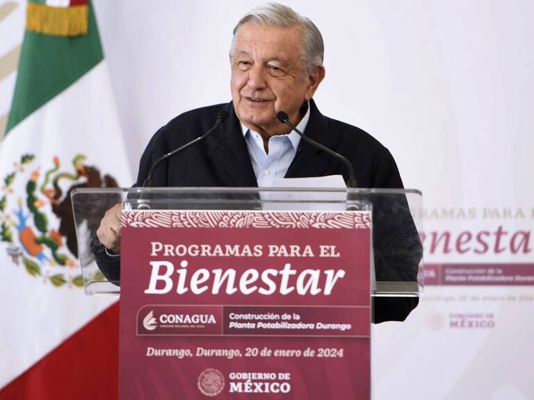 DURANGO, DURANGO, 20ENERO2024.- Andrés Manuel López Obrador, presidente de México, encabezó la supervisión de entrega de Programas para el Bienestar y firma del convenio para la construcción de la Planta Potabilizadora Durango. El mandatario estuvo acompañado por: Pamela López Ruiz, directora general del Programa “La Escuela es Nuestra”; Víctor Manuel Lamoyi Bocanegra, director general del Banco del Bienestar; Edna Elena Vega Rangel, subsecretaria de Ordenamiento Territorial y Agrario de la Secretaría de Desarrollo Agrario, Territorial y Urbano y responsable del “Programa de Vivienda”; Germán Arturo Martínez Santoyo, director general de la Comisión Nacional del Agua (Conagua); Marath Bolaños López, secretario del Trabajo y Previsión Social; Leticia Ramírez Amaya; secretaria de Educación Pública; Esteban Alejandro Villegas Villarreal, gobernador de Durango; Rosa Icela Rodríguez Velázquez, secretaria de Seguridad y Protección Ciudadana; Víctor Manuel Lamoyi Bocanegra, director general del Banco del Bienestar; Juan Pablo de Botton Falcón, subsecretario de Egresos de la Secretaría de Hacienda y Crédito Público; Salvador Fernando Cervantes Loza, director general de Ingenieros de la Secretaría de la Defensa Nacional; Carlos Gastón Torres Rosas, secretario técnico del Gabinete de la Presidencia y coordinador general de Programas para el Bienestar; Abraham Vázquez Piceno, coordinador nacional del programa de “Becas para el Bienestar Benito Juárez” y José Antonio Ochoa Rodríguez, presidente municipal de Durango, Durango.
FOTO: PRESIDENCIA/CUARTOSCURO.COM