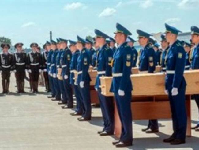 Honra Holanda a víctimas del avión malayo caído en Ucrania