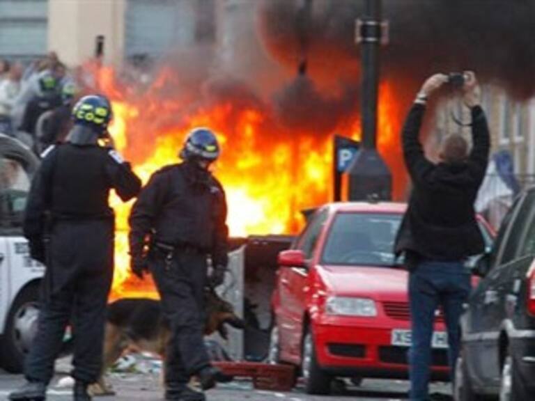 Polemizan Cameron y Miliband por disturbios en Reino Unido