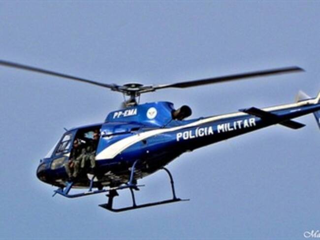 Helicóptero de la Policía Militar de Rio lanza pétalos de rosas