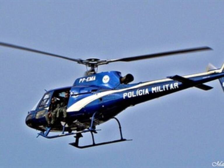 Helicóptero de la Policía Militar de Rio lanza pétalos de rosas
