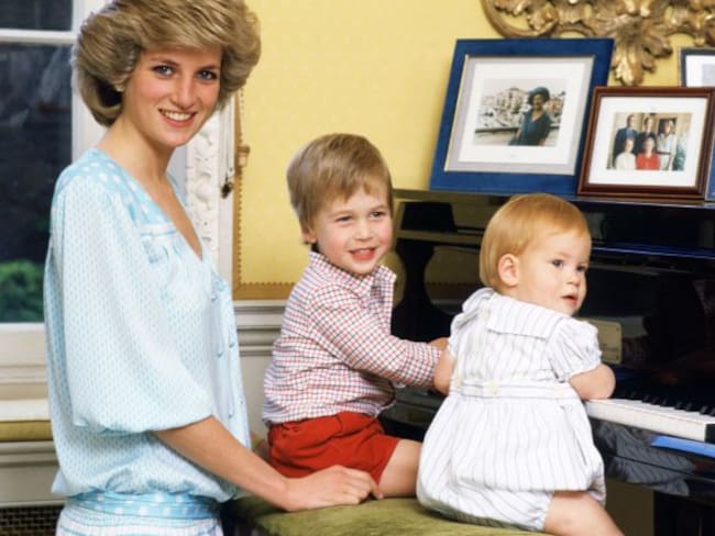 Príncipes Guillermo y Harry recuerdan a su madre 20 años después de su muerte