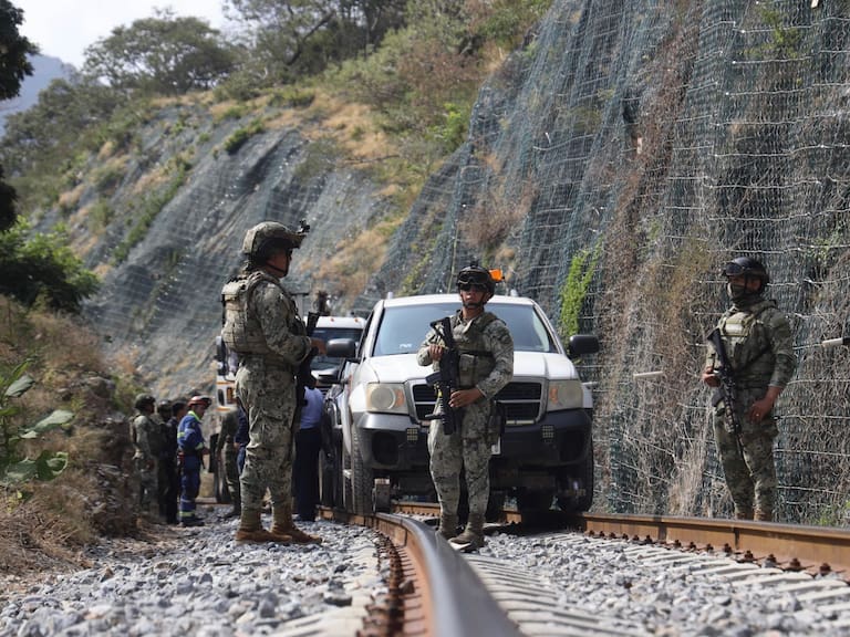 Elementos de Marina y Guardia Nacional montan un cerco de seguridad en inmediaciones de la zona en donde se descarriló el día de ayer el Tren Interoceánico