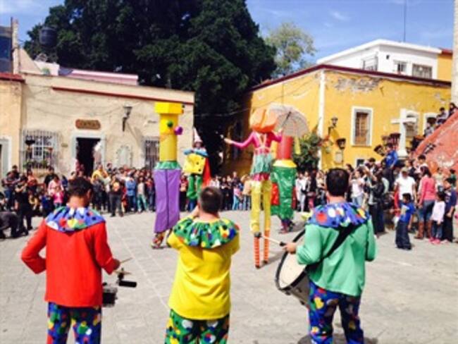 Hace fiesta el Teatro Volantis en calles de Guanajuato
