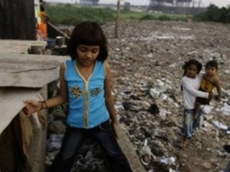 Derriban casa de niña de 'Slumdog Millionaire'