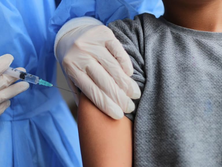 COVID-19: ¿Cómo puede vacunarse un niño mexicano en Estados Unidos?