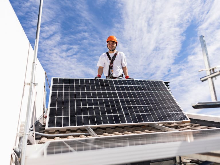 ¿Cómo adquirir un panel solar de la CFE para ahorrar luz y qué contratos ofrece?