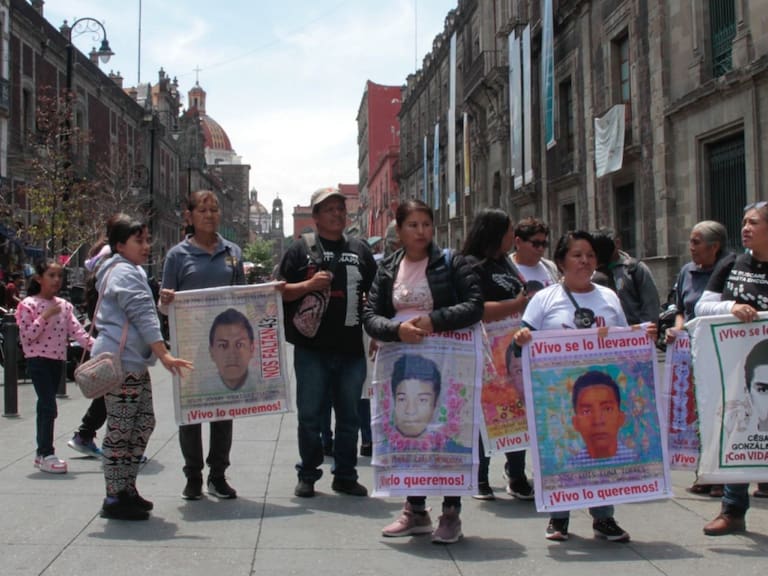 CIUDAD DE MÉXICO, 03JULIO2024.- Después de la conferencia matutina de Andrés Manuel López Obrador, presidente de México, padres de los 43 normalistas desaparecidos de Ayotzinapa comenzaron a llegar a las 11 am para reunirse con el mediante una mesa de diálogo. 
FOTO: CUARTOSCURO.COM