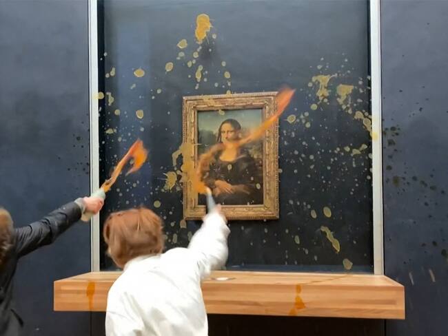¿Obra arruinada? Activistas arrojan sopa a la Mona Lisa | VIDEO