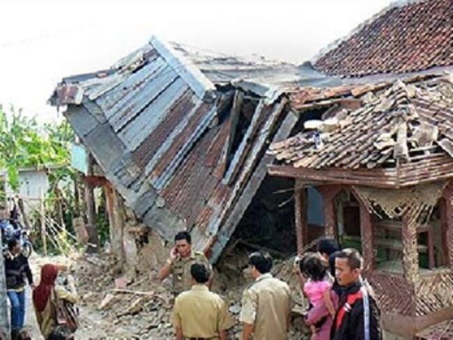 Estremece sismo oeste de Indonesia