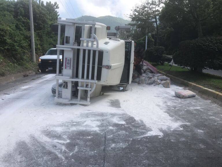 Vuelca camión con 16 toneladas de cemento