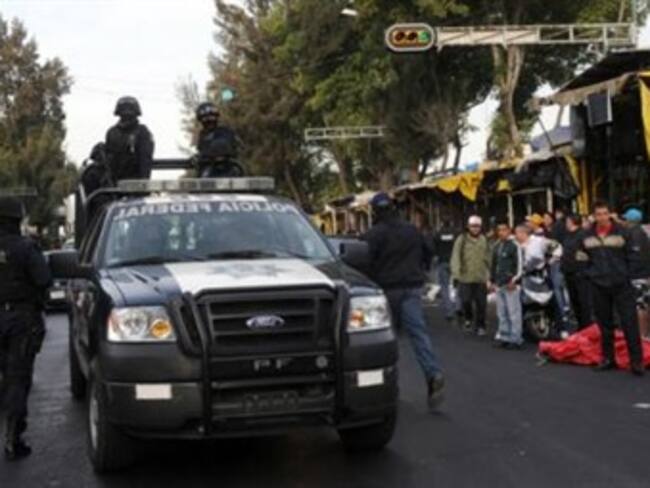 Se enfrentan policías de investigación con comerciantes en Tepito