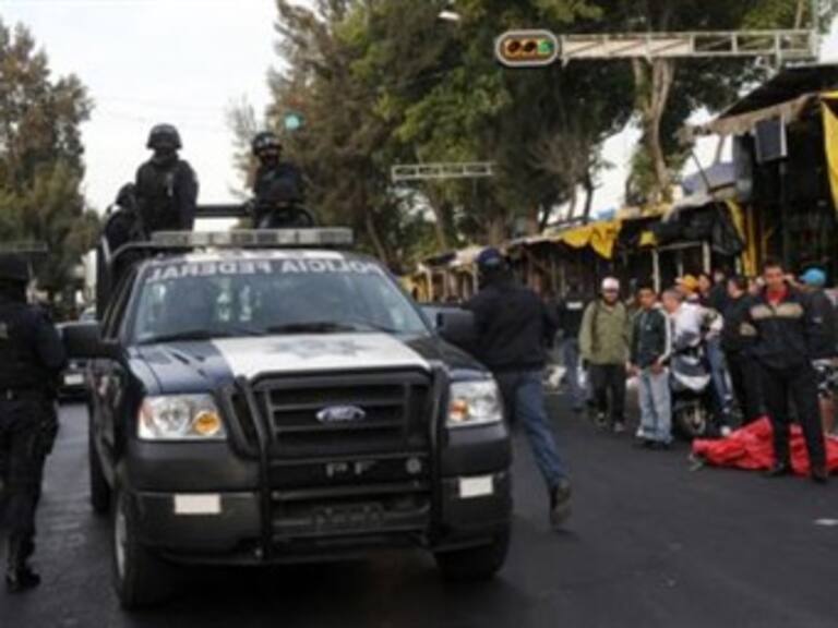 Se enfrentan policías de investigación con comerciantes en Tepito