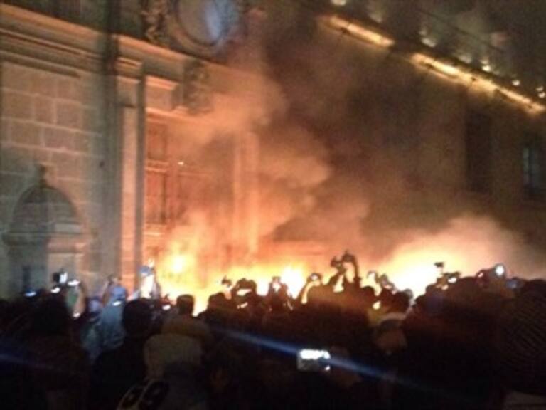 Opacan encapuchados marcha pacífica por Ayotzinapa