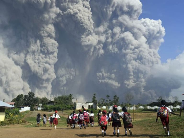 Erupción de volcán deja enorme columna de ceniza en Indonesia
