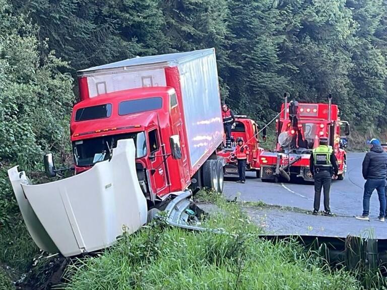 Tráiler cargado con productos perecederos volcó la mañana de este martes en la autopista Mexico Toluca a la altura de la marquesa km 36.