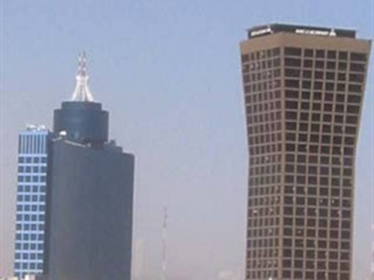 Denuncian pilotos a Gastón Azcárraga por venta fraudulenta de la Torre Mexicana