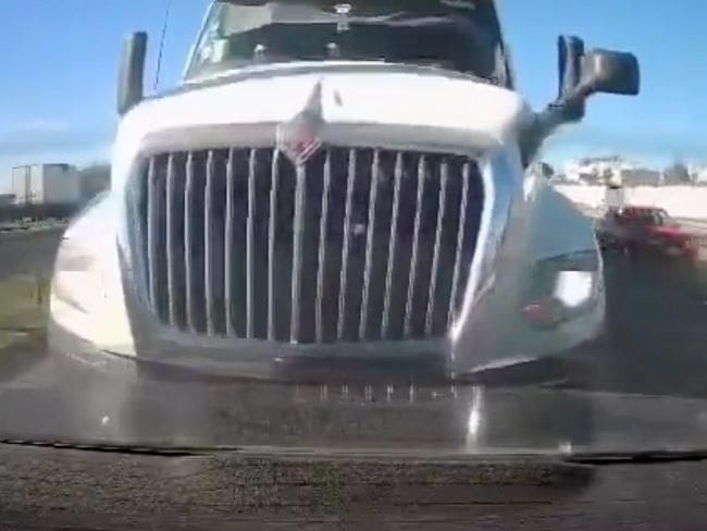 Trailero a exceso de velocidad en la carretera 57 México-Querétaro intenta sacar del camino a conductor | VIDEO