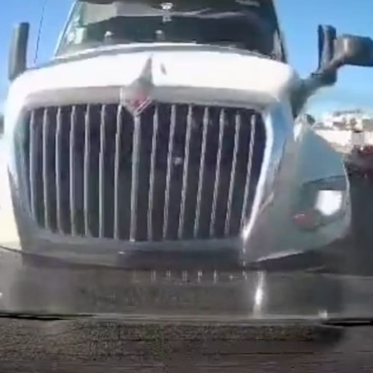 Trailero a exceso de velocidad en la carretera 57 México-Querétaro intenta sacar del camino a conductor | VIDEO