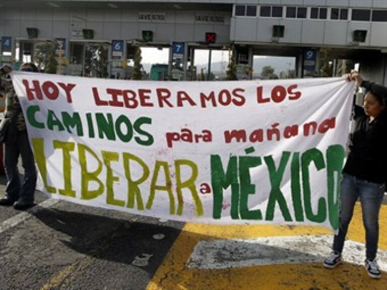 Impiden integrantes de #YoSoy132 cobro de peaje en carretera México-Cuernavaca