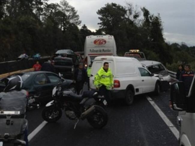 Deja 13 lesionados choque de autobús en la carretera México-Toluca