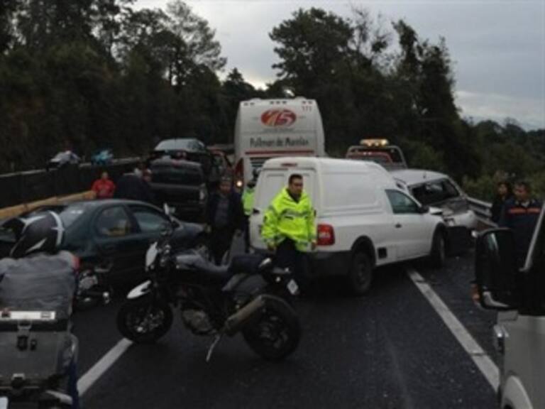 Deja 13 lesionados choque de autobús en la carretera México-Toluca