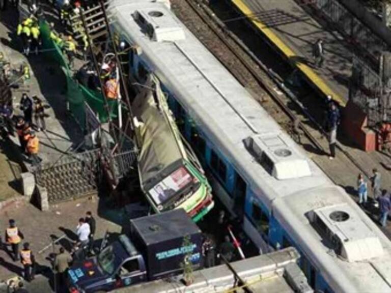 Confirman 60 personas atrapadas en tren que chocó en Buenos Aires