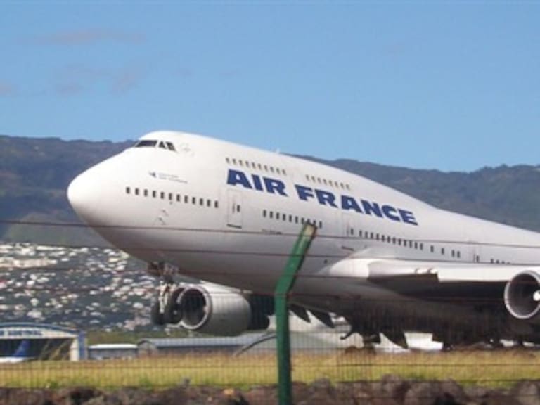 Desaparece avión de Air France con 228 personas