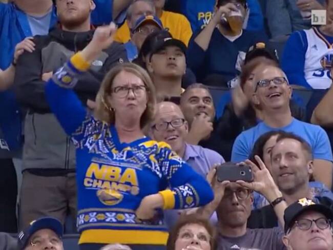 El prendido baile de una aficionada de los Warriors de Golden State