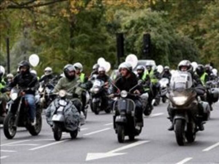 Sale de Madrid caravana de motos contra secuestros