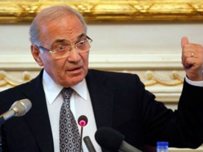 Renuncia primer ministro egipcio