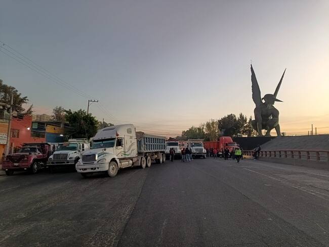 Transportistas bloquean carreteras por falta de pago de obras del Tren Maya
